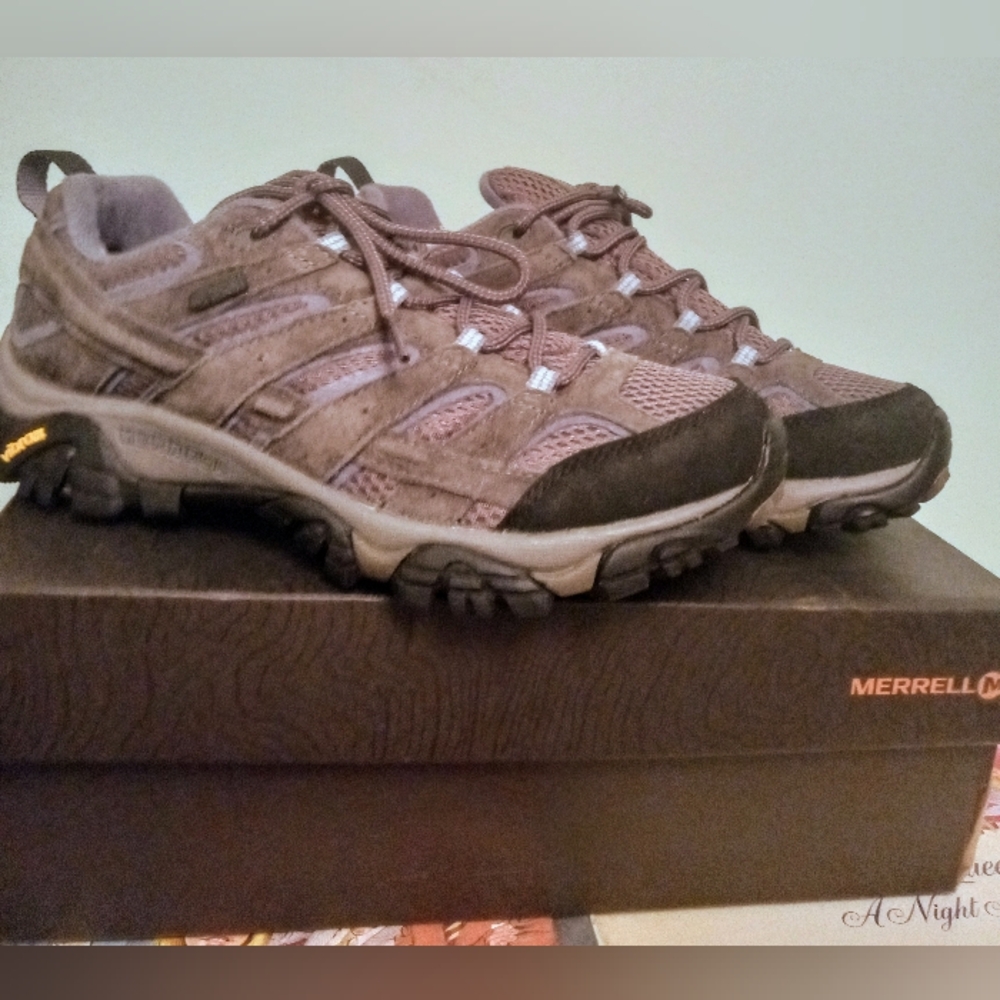 Merrell women's hiking boots sz 9 US NIB